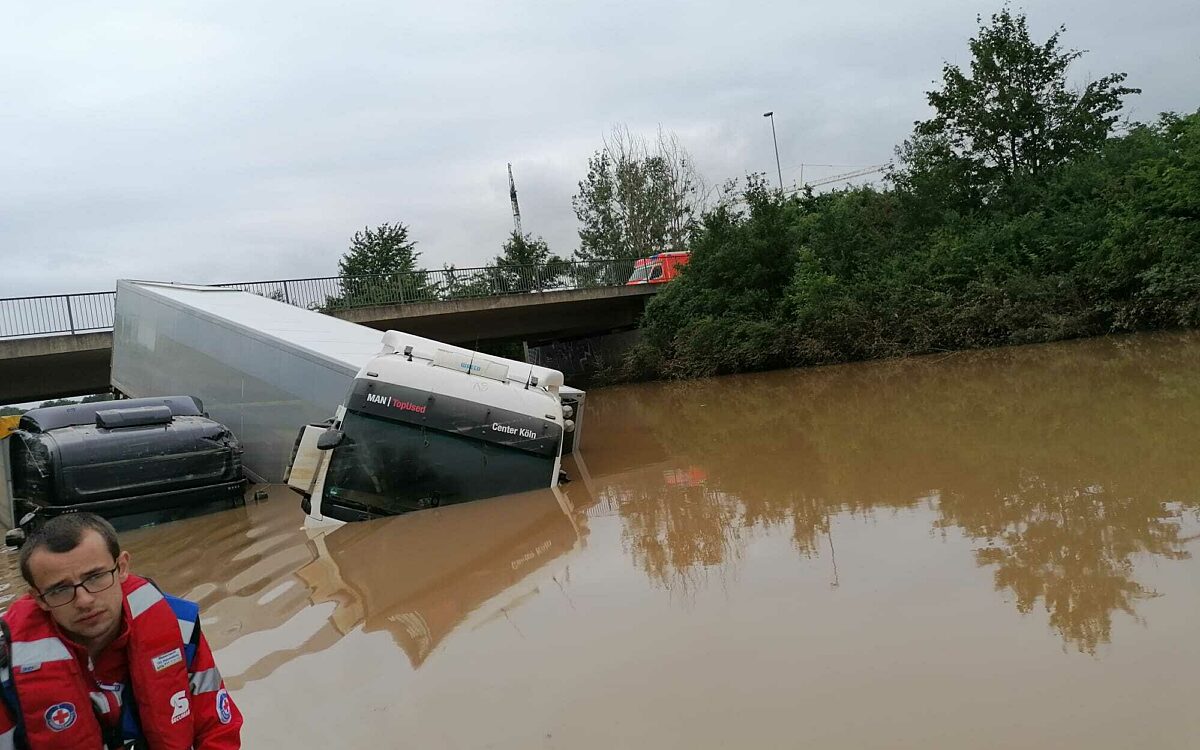 BRK Unterfranken im Einsatz beim Hochwasser in NRW - Bundesstraße unter Wasser BRK Unterfranken im Einsatz beim Hochwasser in NRW - Bundesstraße unter Wasser